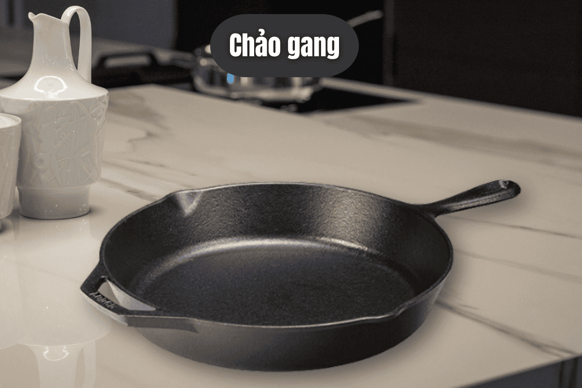 Chảo gang dày dặn, tỏa nhiệt đều tuy nhiên nó dễ bị vỡ khi va đập mạnh