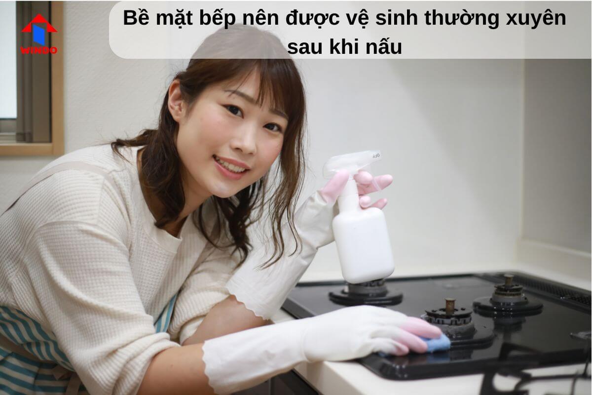 Vệ sinh bề mặt bếp gas mỗi sau khi nấu ăn xong